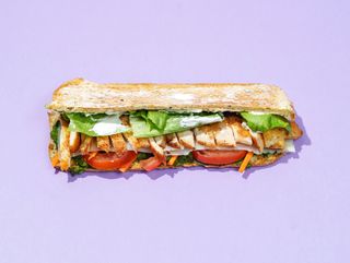 სენდვიჩი - ქათამი და პესტოს სოუსი