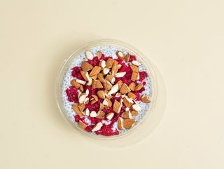 ჩია ქოქოსის რძით და ჟოლოთი