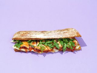 სენდვიჩი - ქათამი და პომიდვრის სოუსი