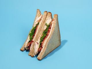 ქათმის და ბეკონის ტოსტი