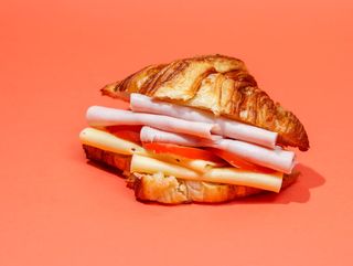 კრუასანი ინდაურით და ყველით