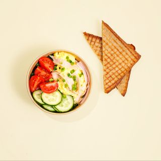 სქრემბლი ინდაურის ლორით და ტოსტით