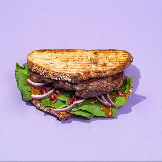 სენდვიჩი - სტეიკი მანგოს სოუსით