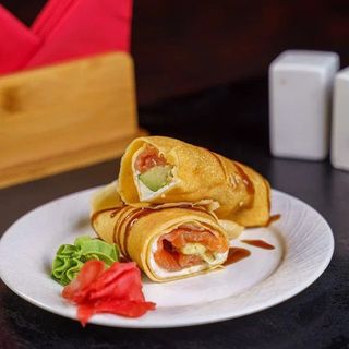 Блин с норвежским лососем и сливочным сыром