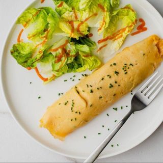 Омлет с сыром и салатом с овощами