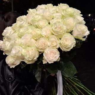  35 white roses