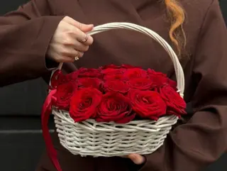 წითელი ვარდები კალათით