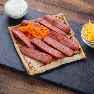 228 ბლინი მონადირის ძეხვეულით, კორეული სტაფილოთი, ყველით, მწნილი კიტრით და ნივრის სოუსით