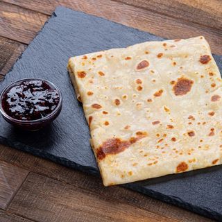 229 ბლინი ნაღების ყველით და ჟოლოს მურაბით