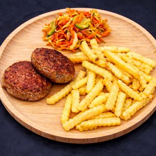 ოჯახური კოტლეტი გარნირით