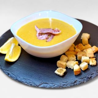 Pea Cream Soup with smoked ribs