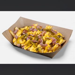 კარტოფილი ფრი ყველის სოუსით,ბეკონით და ჰალაპენიოთი