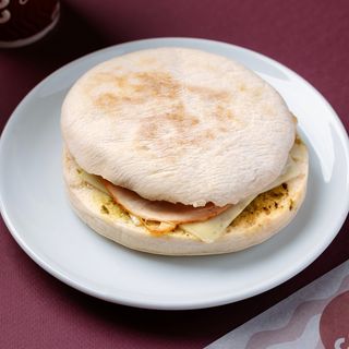 სენდვიჩი შებოლილი ქათმით და ბაზილიკის სოუსით