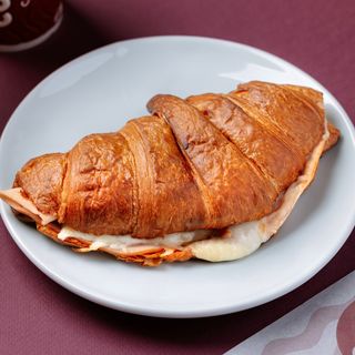 კრუასანი შებოლილი ინდაურით და ყველით