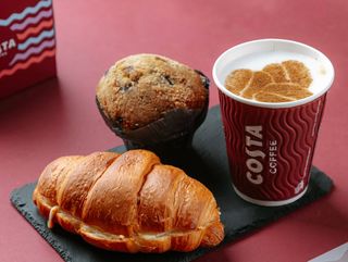 კაპუჩინო + კრუასანი ყველით + მოცვის მაფინი (-15%)