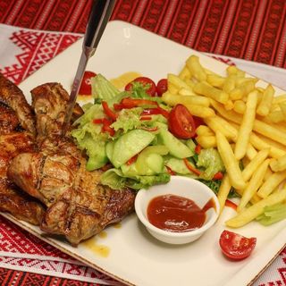 ღორის სტეიკი გარნირით და სალათით