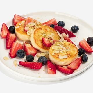 COTTAGE CHEESE PANCAKES: BERRIES AND NUTS