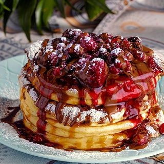 ფანქეიკი კენკრითა და შოკოლადით 