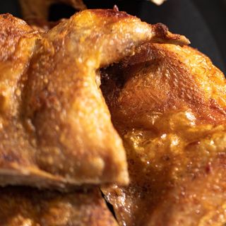 შემწავრი მწყერი მოცვის ცხარე სოუსით