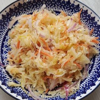 მჟავე კომბოსტოს სალათი Салат из квашеной капусты