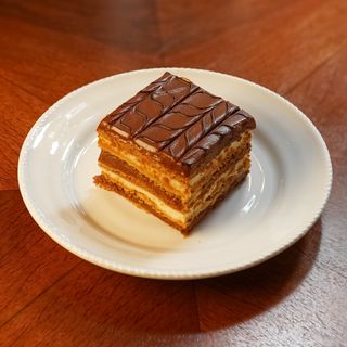 Dulche de leche layer cake