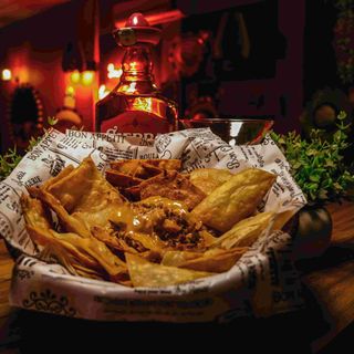 ნაჩოსი ქათმის ხორცით არაჟანი სოუსით