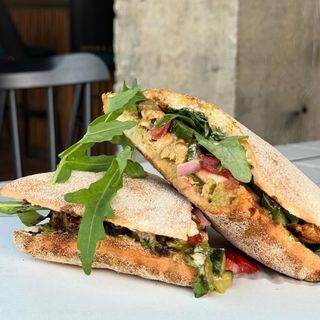 ქათმის სენდვიჩი პესტოს სოუსით