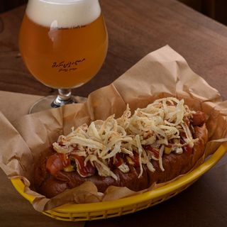 ჰოთ დოგი ხრაშუნა ხახვითა და თაფლიანი მდოგვით