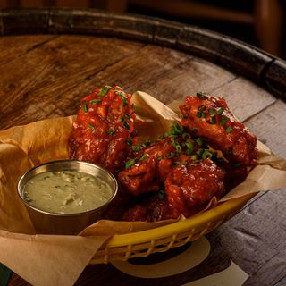 ქათმის ფრთები ცხარე სოუსით