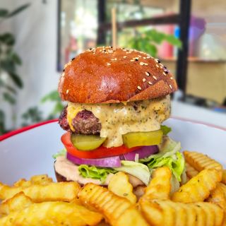 შებოლილი BBQ ბურგერი + ფრი