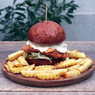 Blue cheese ქათმის ბურგერი + ფრი