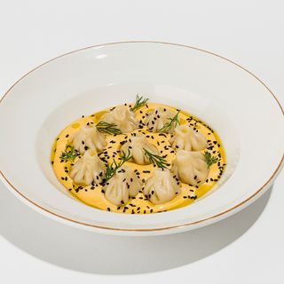 თევზის ხინკალი ჰოლანდეზის სოუსით