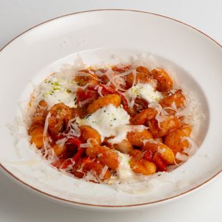 ნიოკი კრევეტებით პომიდვრის სოუსში