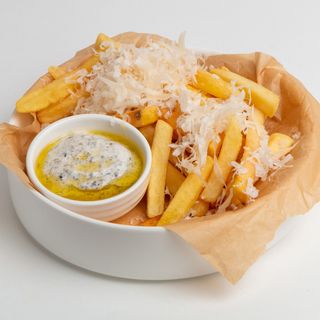 კარტოფილი ფრი პარმეზანით და ტრიუფელის სოუსით