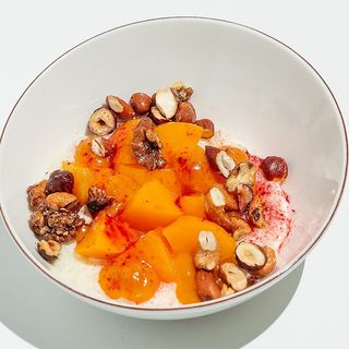 ბრინჯის ფაფა ატმით, მანგოს გელით და კარამელიზებული თხილით