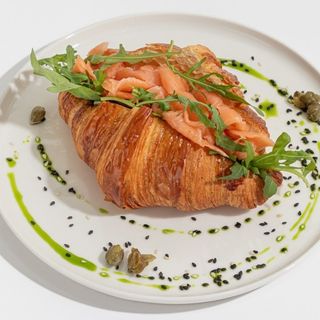 კრუასანი ორაგულით, რუკოლათი, კრემ ყველით