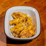 ქათმის ფრთები ყველის სოუსით