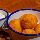 კარტოფილის ბურთები მოცარელათი