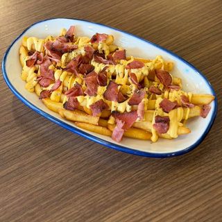 ფრი ყველის სოუსით , ბეკონით და ორეგანითი