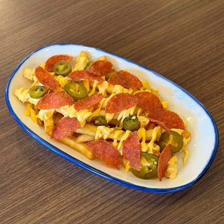 ფრი ყველის სოუსით,ჰალაპენიოთი და პეპერინით