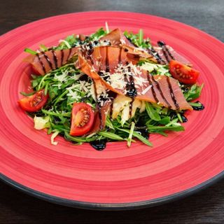 რუკოლას სალათი პროშუტოთი