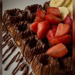 BELGIAN WAFFLES WITH NOUTTELA AND BANANA