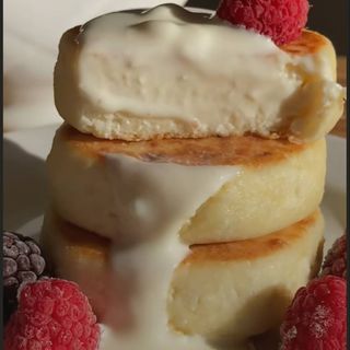 SYrniki with sour cream and jam