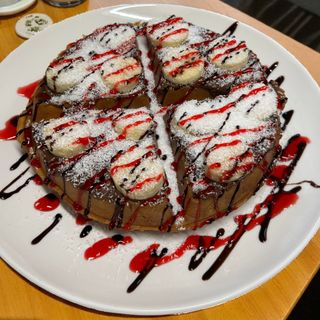 ბელგიური ვაფლი ნაყინით,მარწყვისა და შოკოლადის სიროპით