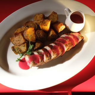 გამომცხვარი ინდაური და კარტოფილი მოცვის სოუსით