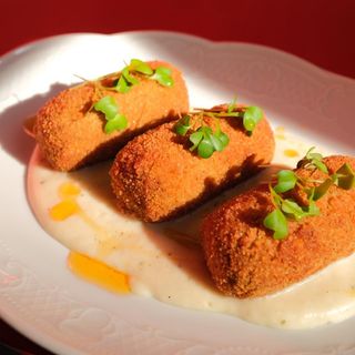 ლობიოს კროკეტი თხის ყველის სოუსით