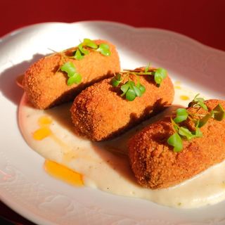 ლობიოს კროკეტი თხის ყველის სოუსით