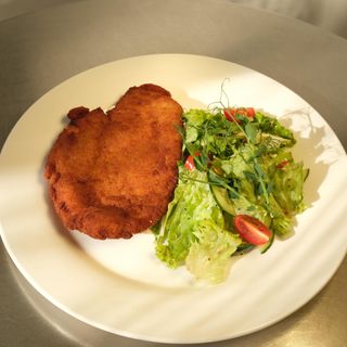 ქათამი მილანურად მწვანე სალათით