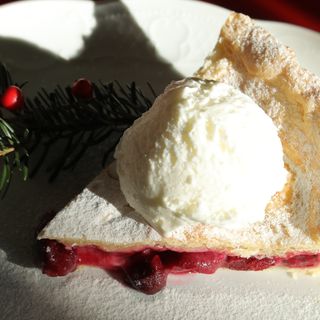 ალუბლის თბილი ღვეზელი ნაყინით და ქოქოსის ფანტელით