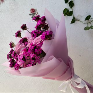 მინდვრის ყვავილები ვარდთან